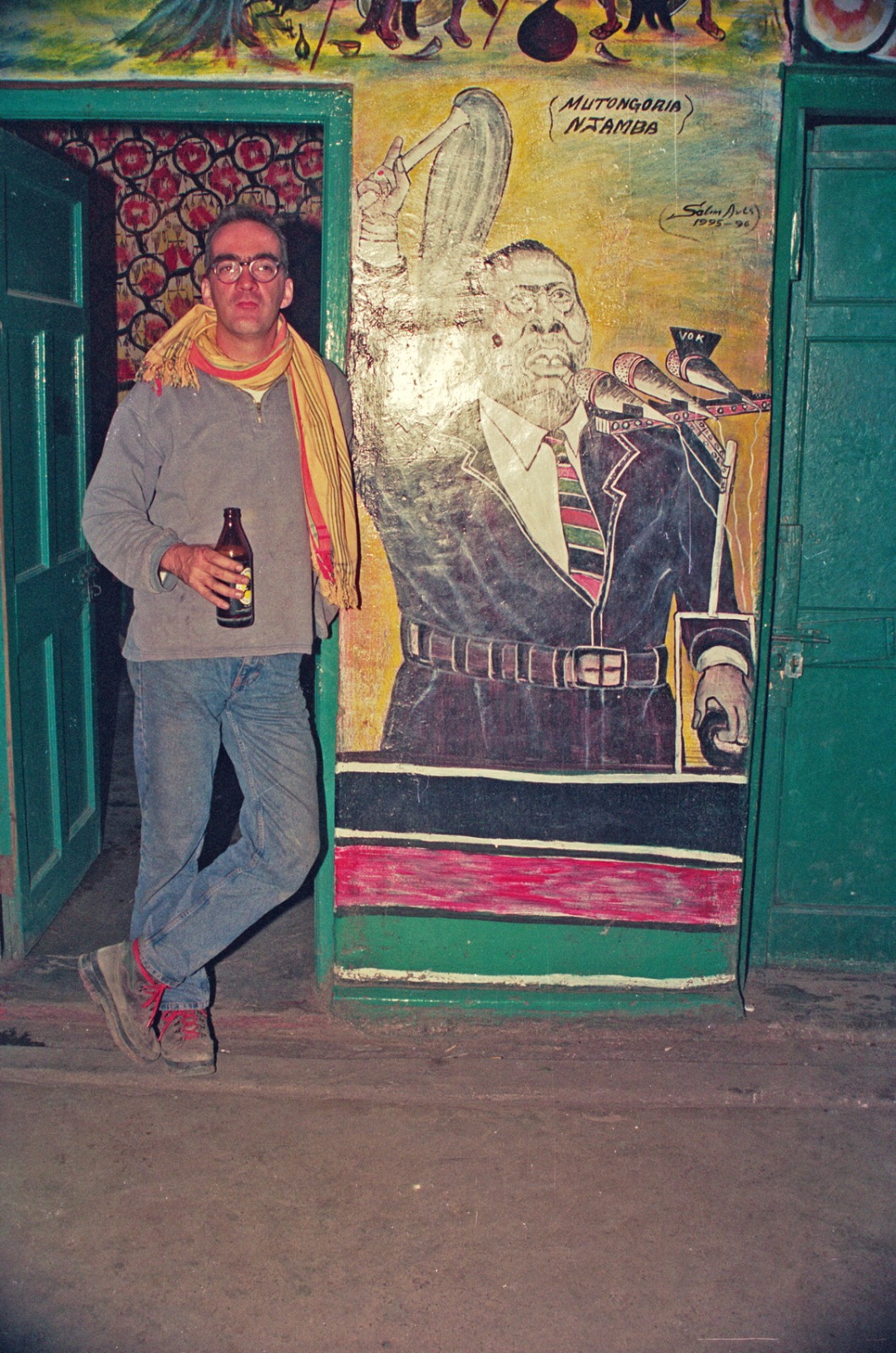 Tom bij poster